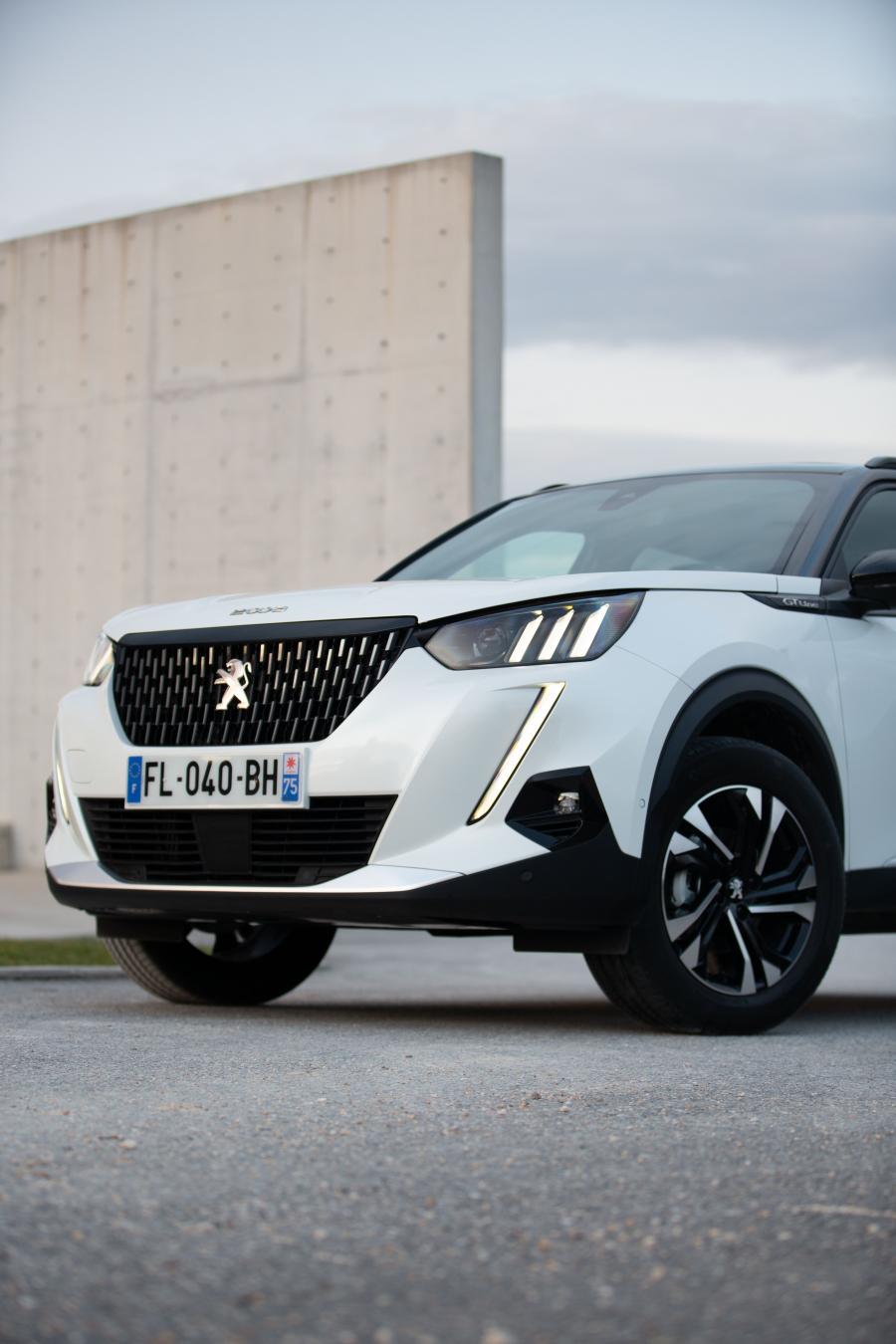 Детали экстерьера Peugeot e-2008 GT (Digital White) 2019 года  (WW) (фото 76 из 119)